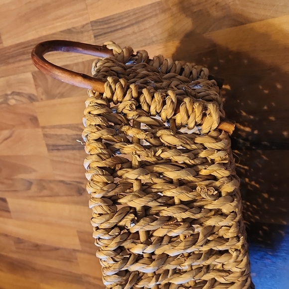Willow Branch Wiven Basket - Picture 2 of 7